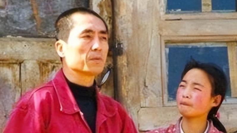 1999年，张艺谋捧红了农村女孩魏敏芝。拍完戏后，魏敏芝想进演艺圈，张艺谋却不同