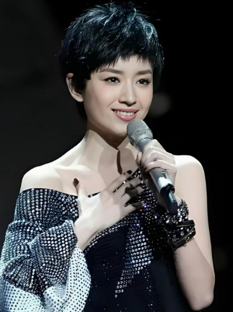 看惯了长发的董洁，突然看到早期短发的她一下子没认出来