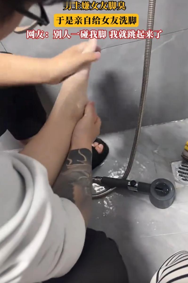 一对情侣下班后回家休息，男生就闻到总有一股臭味飘过来，循着味道找了半天，发现竟然