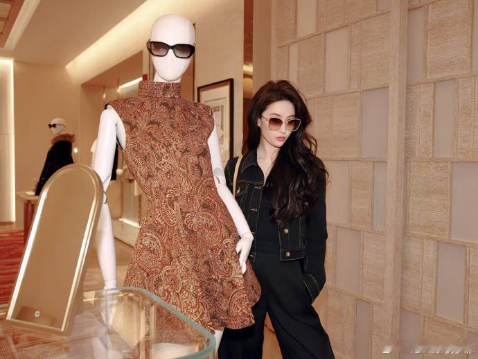 神仙姐姐补卡成功！刘亦菲今日现身三里屯LV，这身牛仔外套+阔腿裤look也太