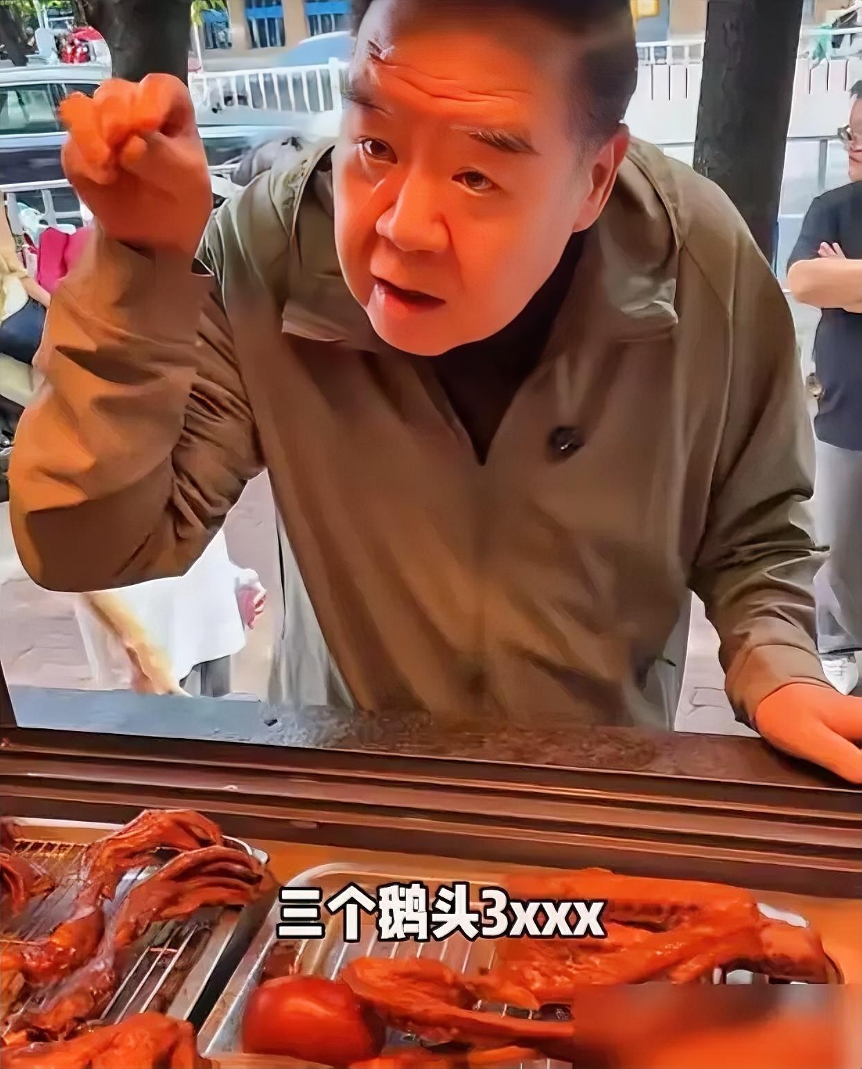 郑则仕到潮汕探店吃卤味，这是他与店老板的对话：“我要3个鹅头。”“一共360
