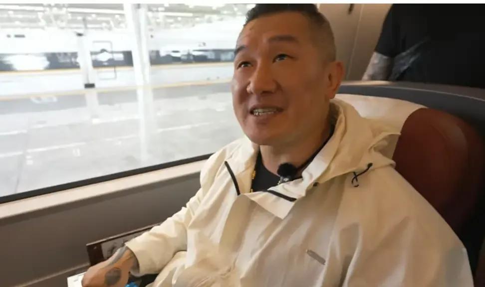您瞅瞅这沪杭高铁的座椅！今早馆长上车就乐了：“5天不眠不休装的新靠背，怕是飞机上