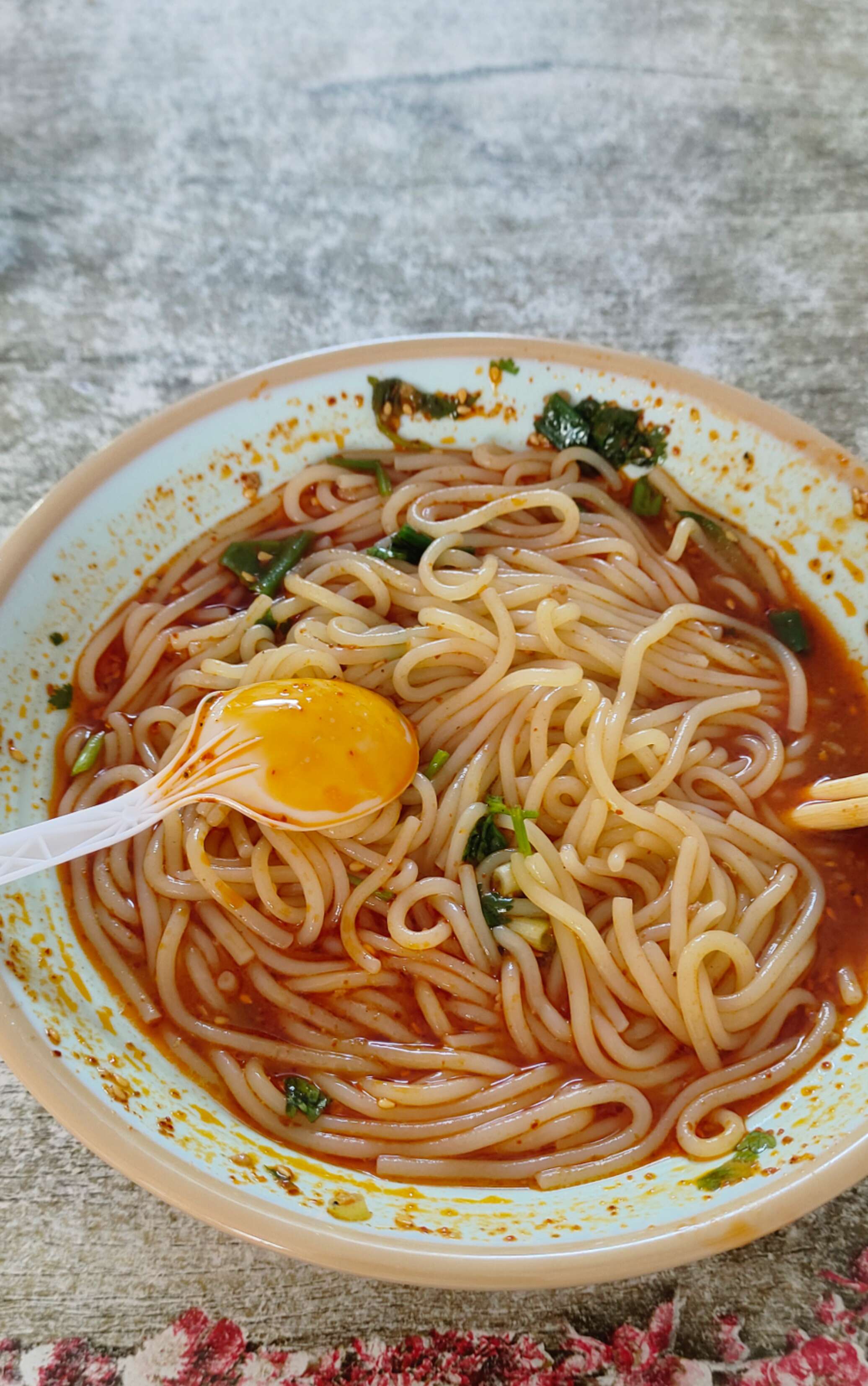 一碗没有肉酱的肉酱米线。