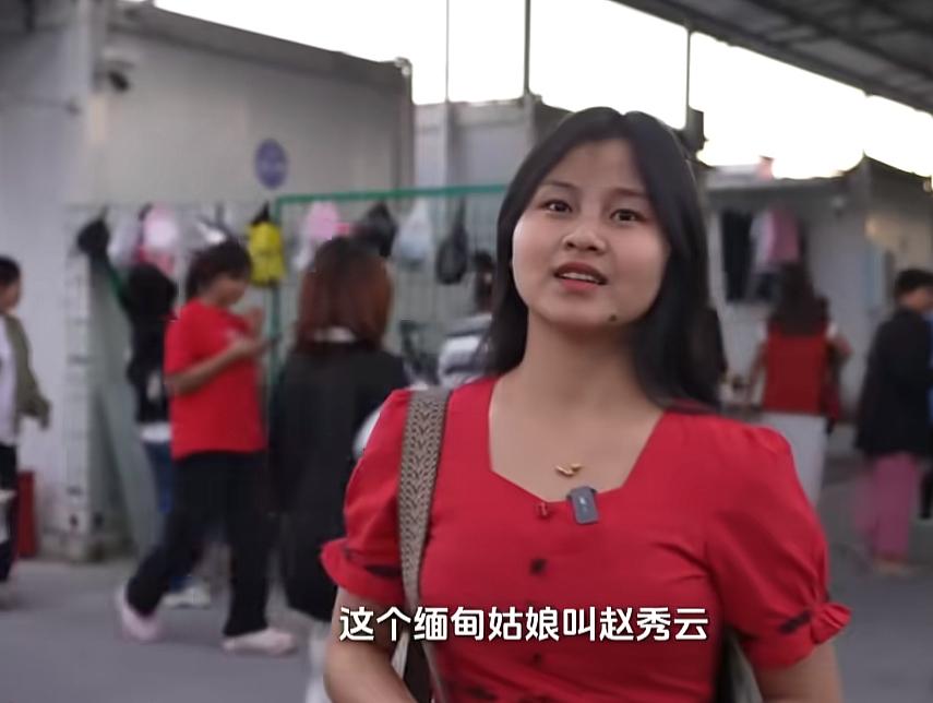 缅甸姐弟俩在云南工厂打工，两个人工资加起来4000多，想赚完钱回家建房子姐姐