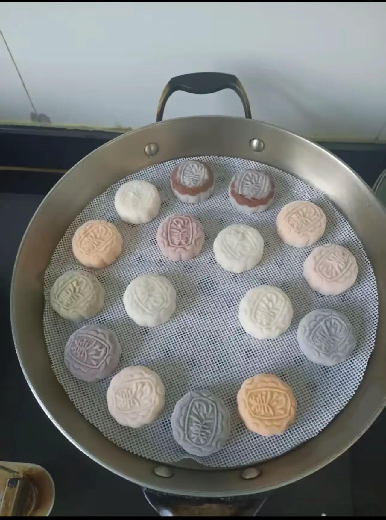 冰皮月饼，手贱蒸了一下。[捂眼睛]​​​
