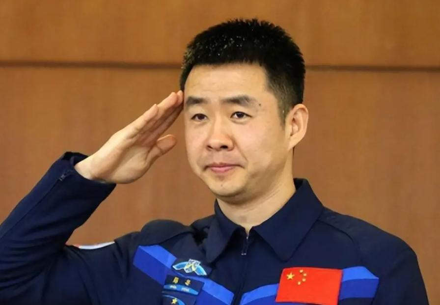 太心疼了！神20乘组人员落地先喊饿！气息不连贯！航天员刚刚返回地面，