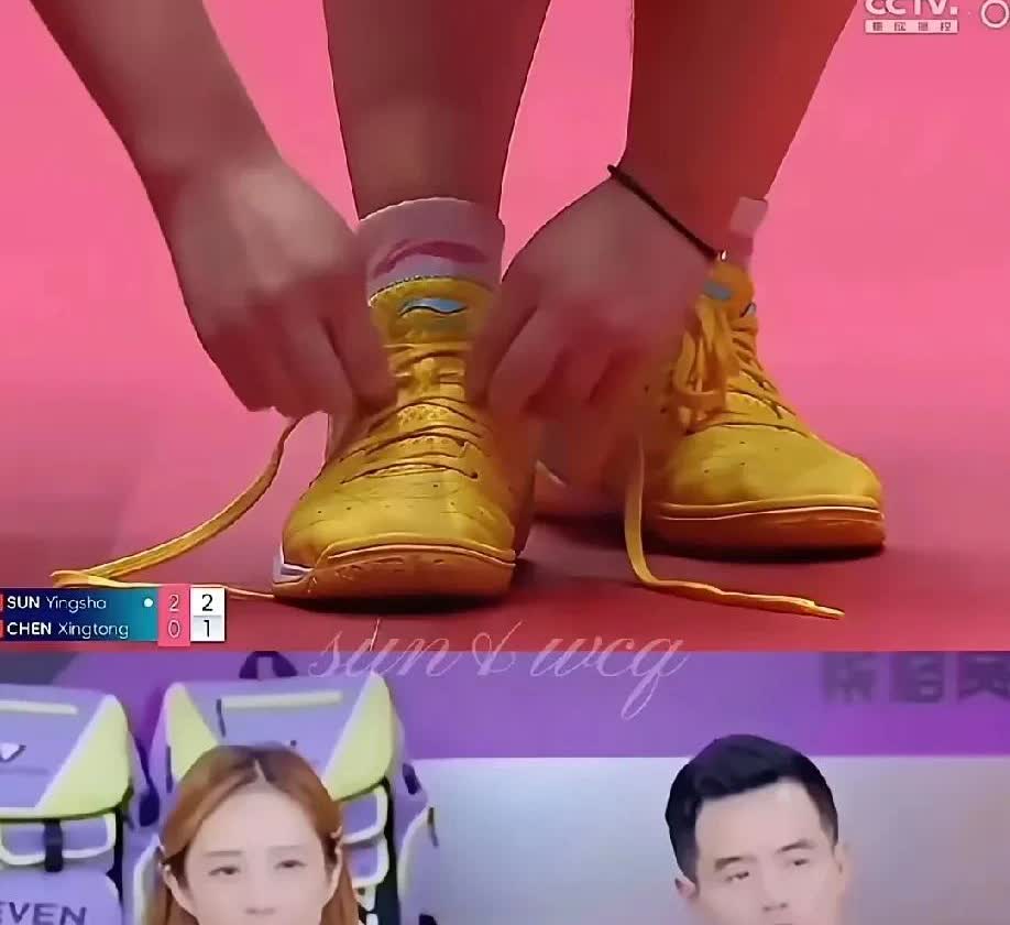 现在小黄鞋这个梗，连看师娘都知道了！有一次记者问莎莎，为什么每次比赛都穿黄色