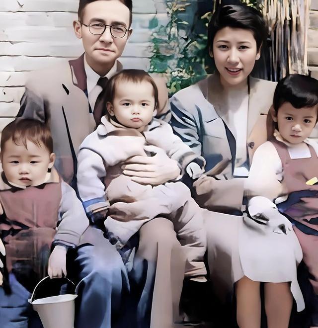 1960年，年近六旬的梁思成和儿媳周如枚以及孙子们的珍贵合影，此时，距离林徽因去