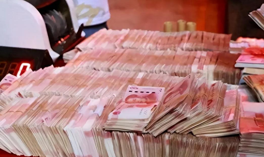 做好事反被讹10万！江西，大学生租房大扫除，挪开沙发发现铁盒内藏20万现