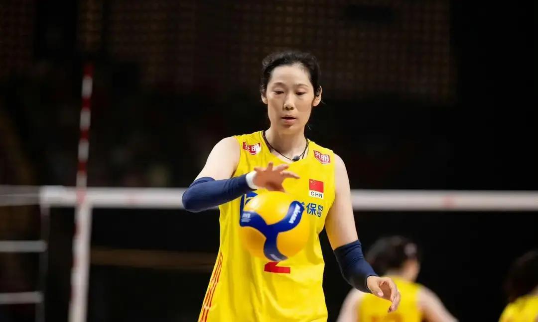 朱婷刚被土耳其媒体爆料，费内巴切准备砸钱抢人，年薪可能超过130万美元。她去