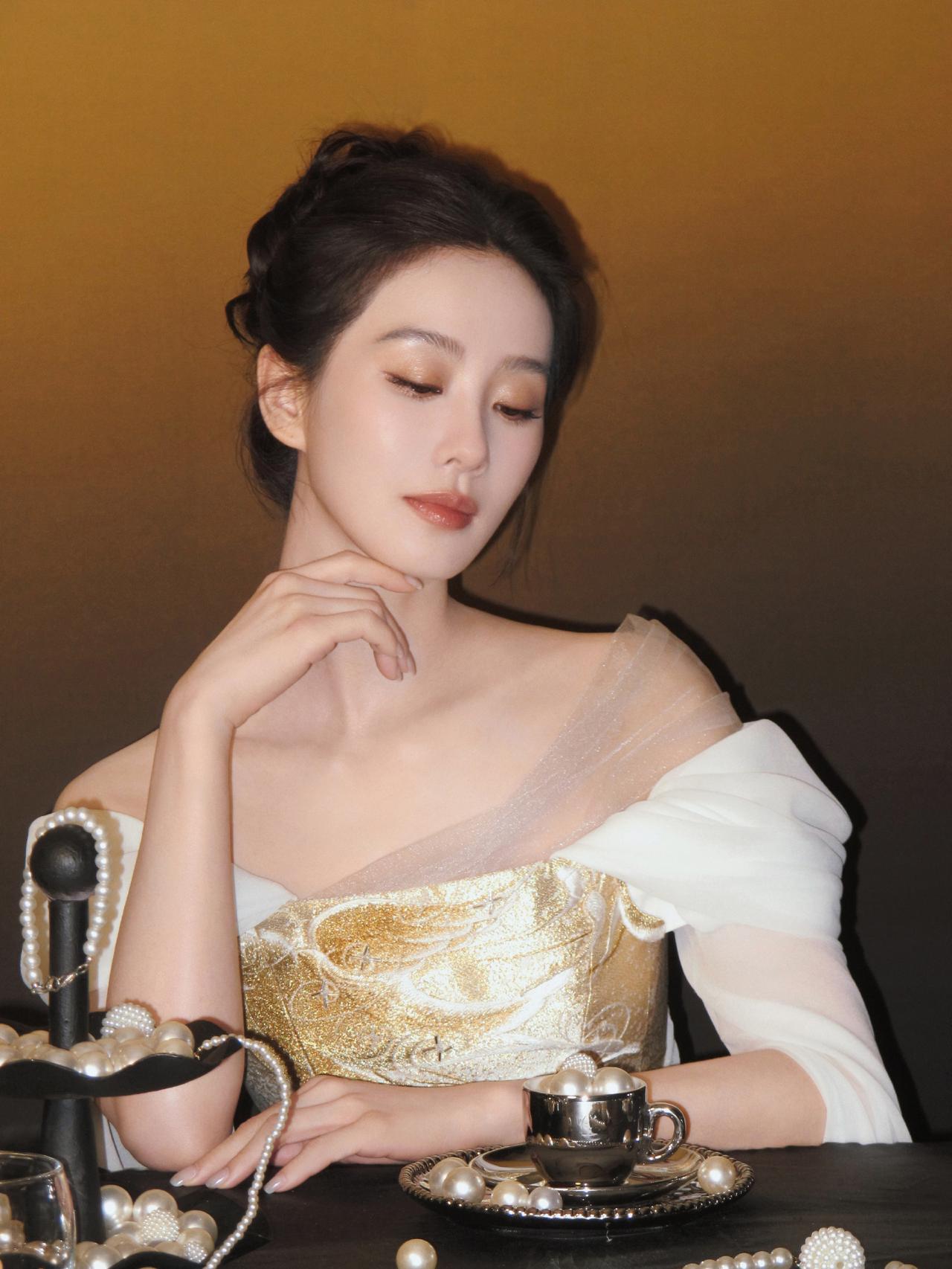 诗诗属于东方浪漫的“神性”，“天坛女神，美得眼前一亮一亮又一亮[滑稽笑]刘诗诗