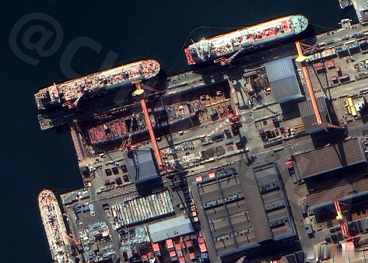 外网称最新卫图显示，大船的建造进度显著，速度超出所有人预期。这艘航母预计将比福特