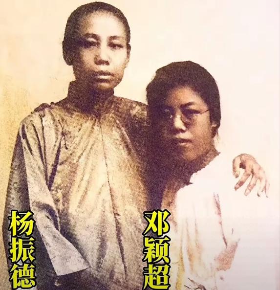 1940年，重庆，一个65岁的老太太独自躺在不足四平方米的小屋里。她没有告诉任何