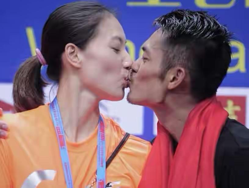 当年，羽毛球国手林丹初露锋芒，勇夺羽毛球男子单打世界冠军。兴奋之际，众目睽睽之下