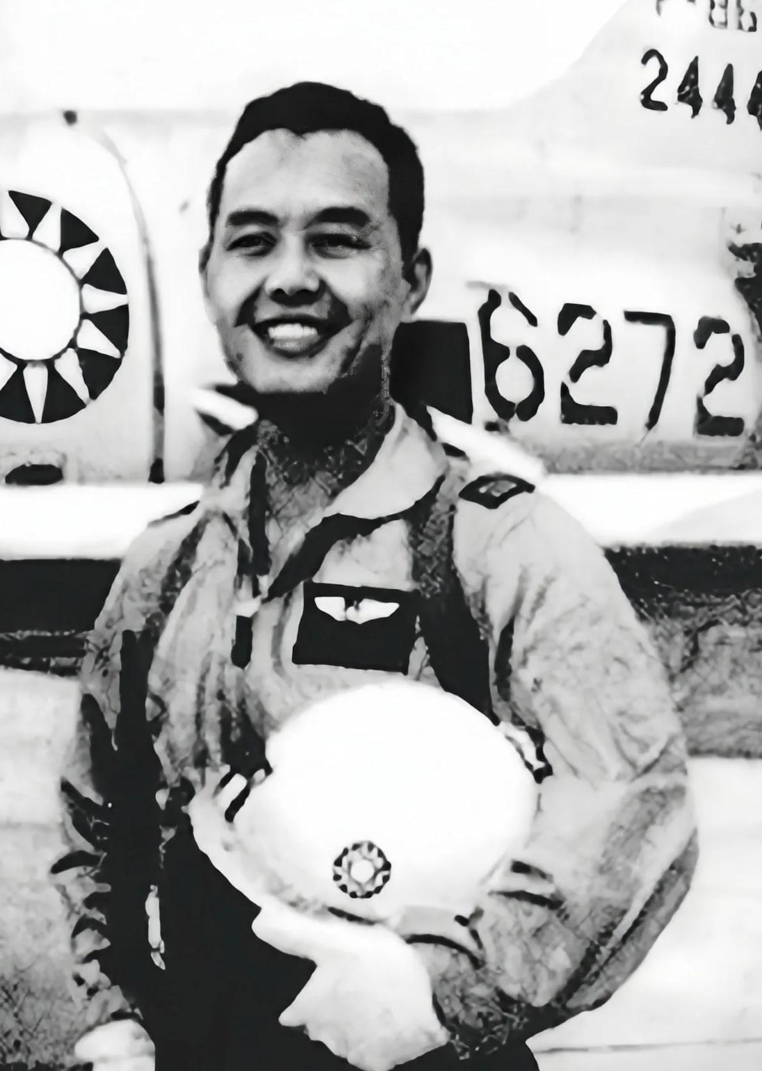 1956年，台湾飞行员韦大卫，偷偷驾驶蒋纬国的专机起义，飞机升空后，他高兴地大喊