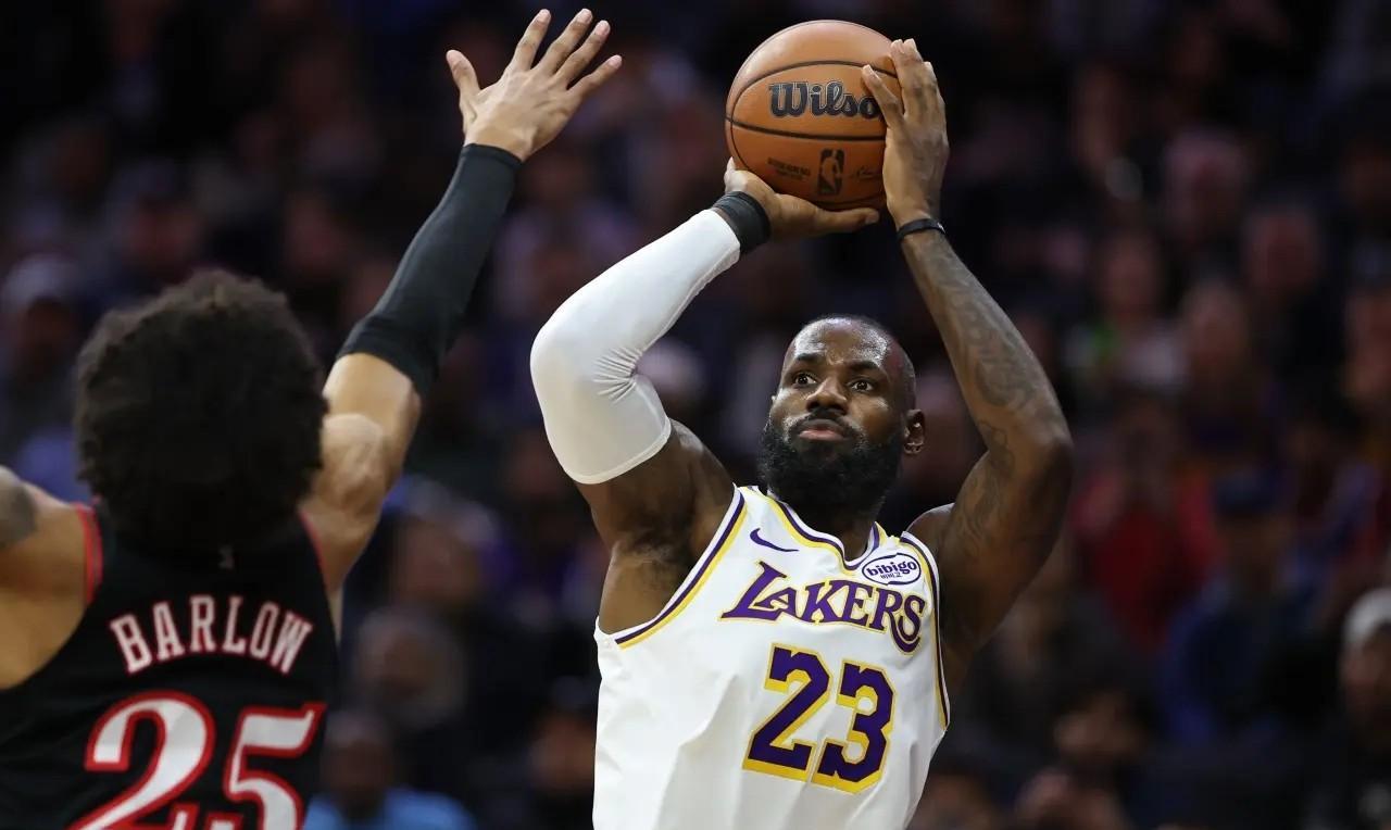 怒喷夸梅布朗：嘴硬的失败者不配指点江山夸梅布朗的言论堪称笑柄！一边嘲讽41岁詹