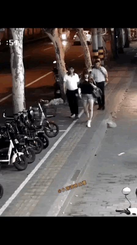 右边还挺宽的呢，非要在左边挤别人，两人还并排走…，不知道该怎么说这二位…[灵光一