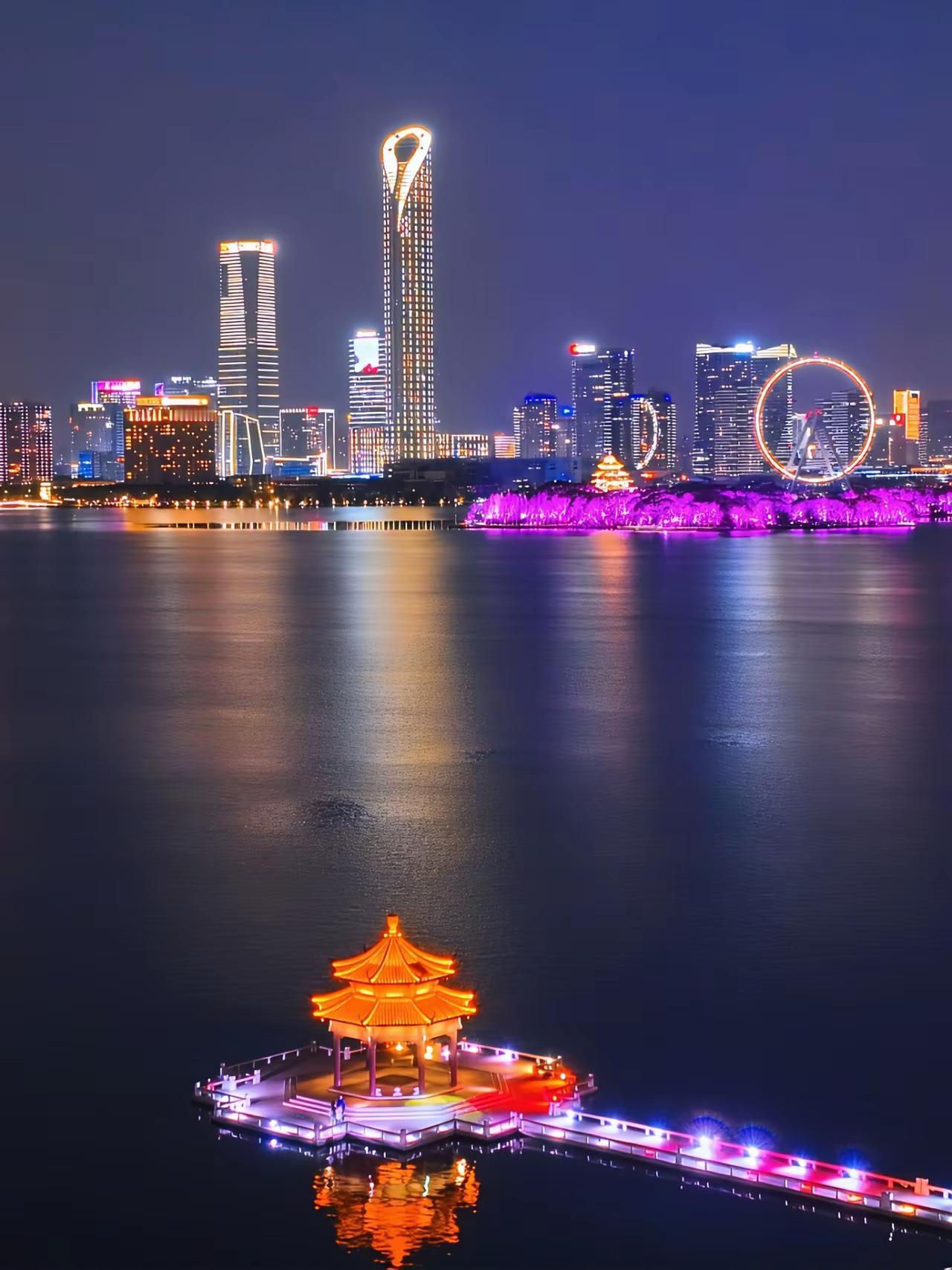 岁月如歌，唱遍朝暮晨昏，生活如诗，写尽人间温纯。手握烟火，且歌且行，岁月清欢，岁