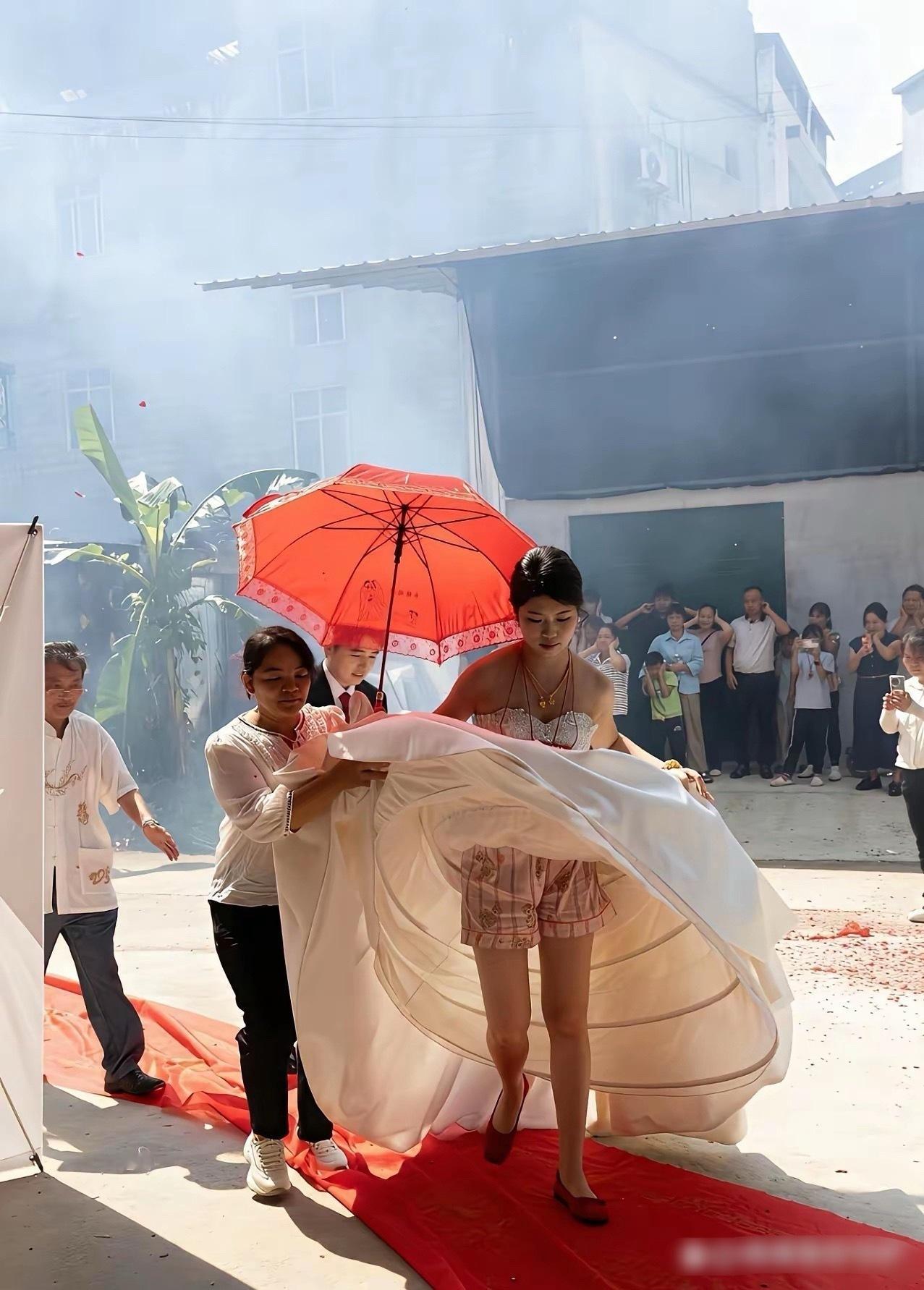 新娘遇到这一幕，也是无语了，让你拉裙子，没让你直接掀