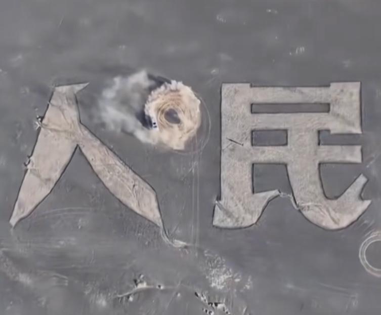 戈壁滩上的地标扛住了60年风沙，却没躲过一个人和四个轮子，一边开车漂移一边还特意