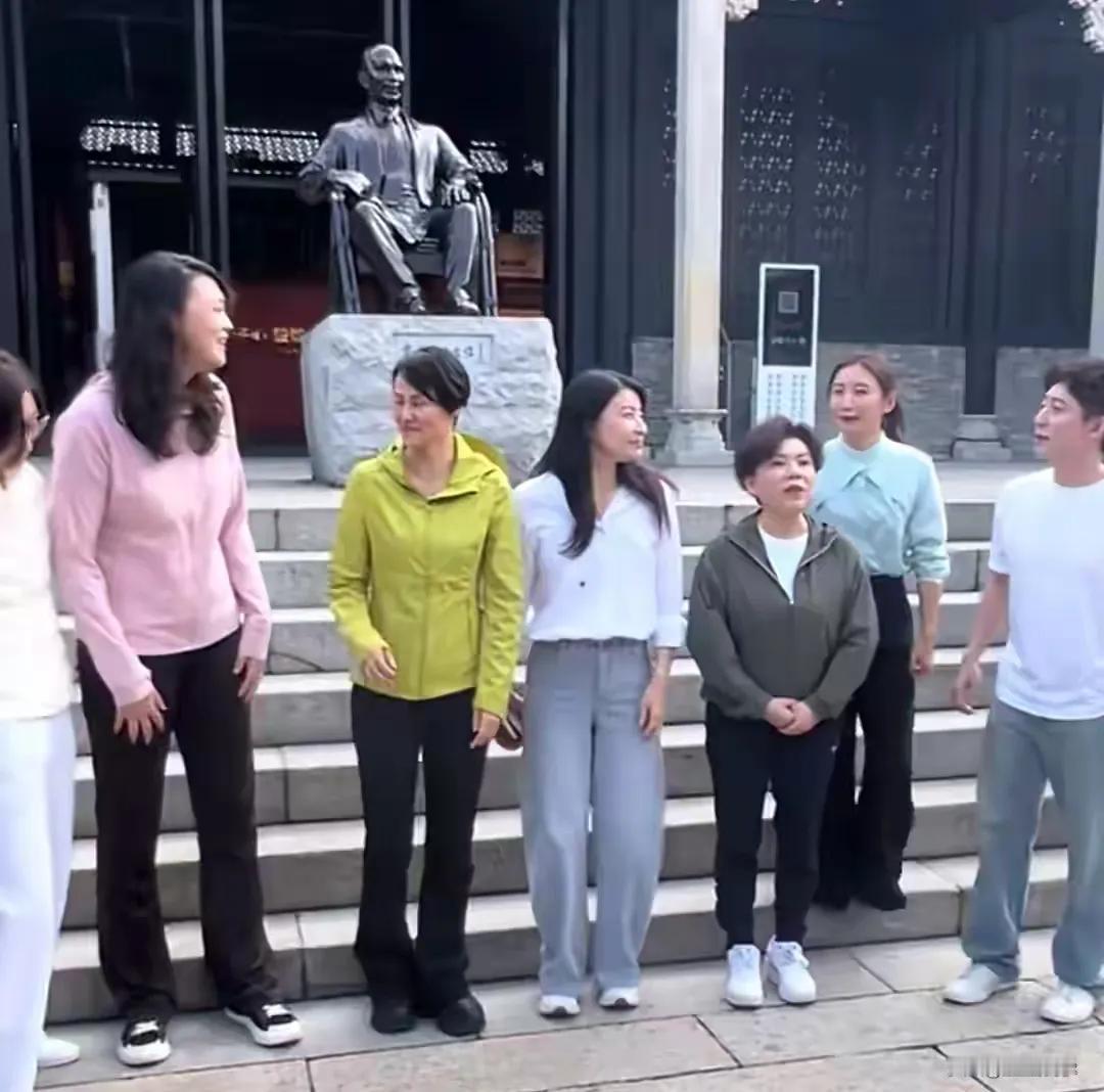 世界冠军齐聚霍英东铜像前，这一画面堪称体坛盛景！郭晶晶稳稳占据C位，气场强大，举