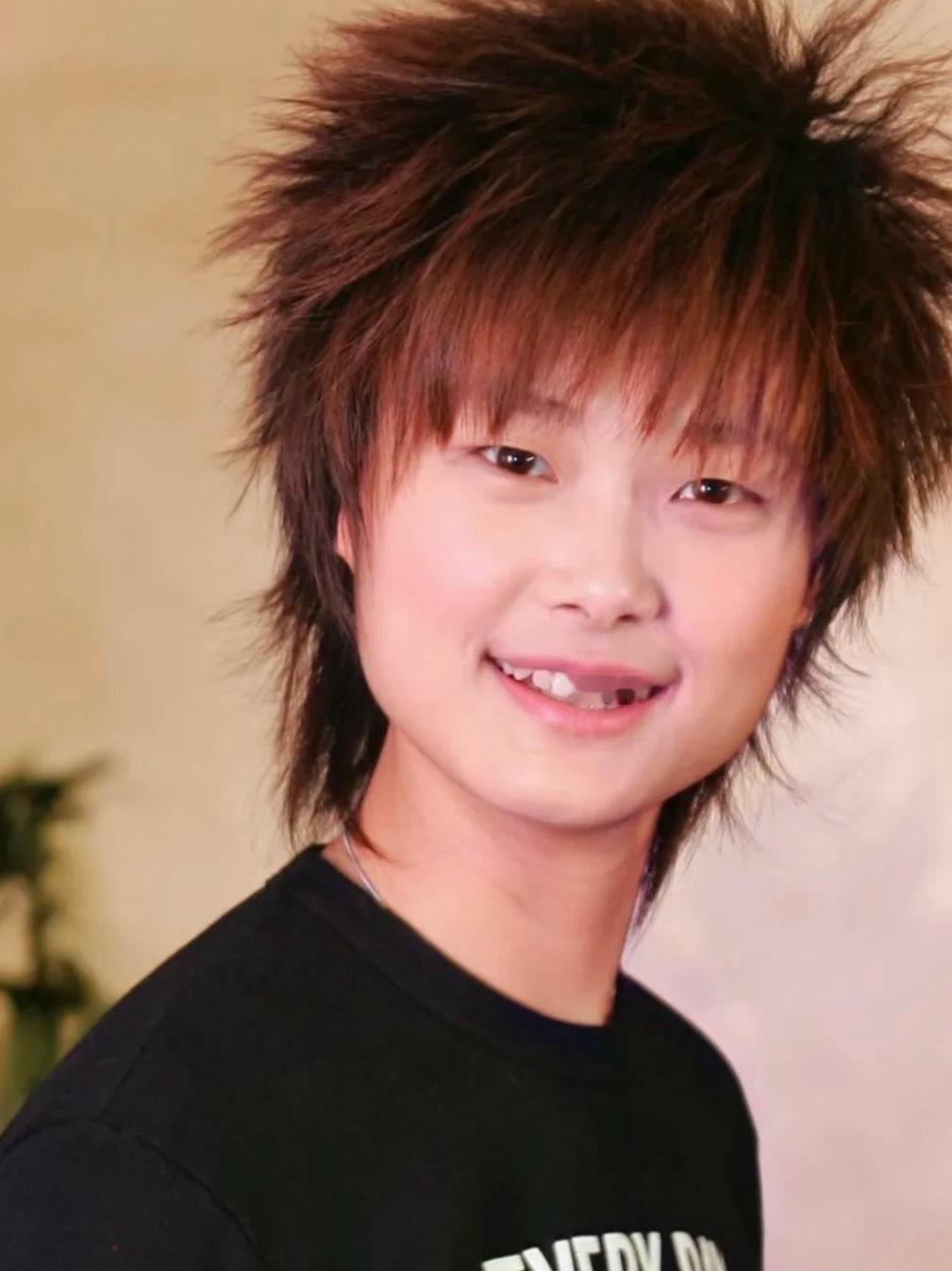 哪里变了？是眼睛嘛。。。春春到后面从单变成双了，应该是长开了吧，眼里也多了份成熟