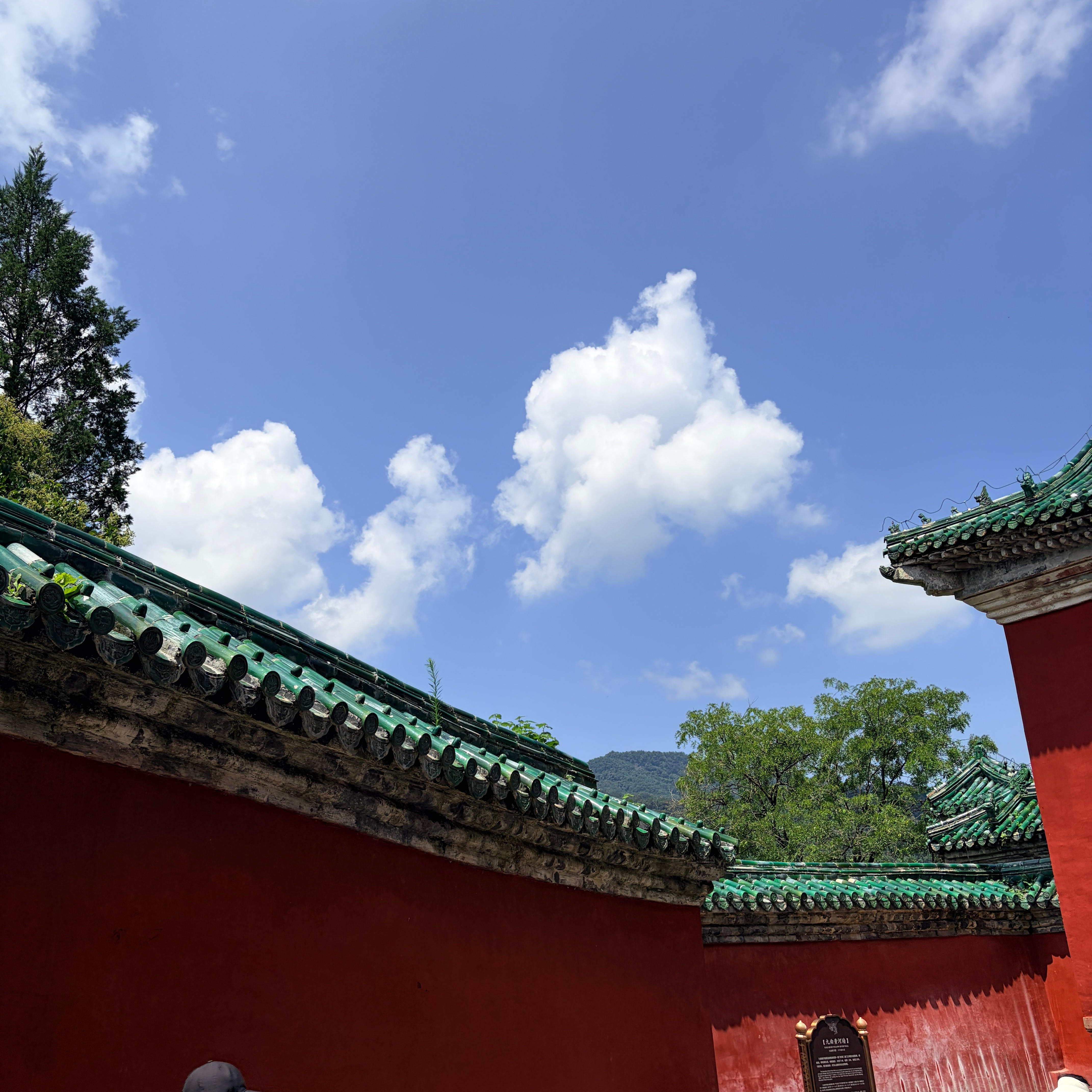 📝记十堰西十高铁开通后，跟同学周末抽空去了趟十堰主要去爬了武当山出发前一晚，和好朋友约饭，凌晨一点