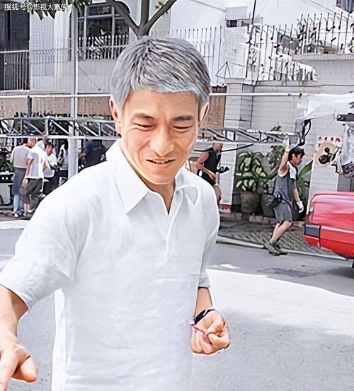 出道四十余年的刘德华，一向以高度自律出圈，在大众眼中近乎是“不老天王”，可近期他
