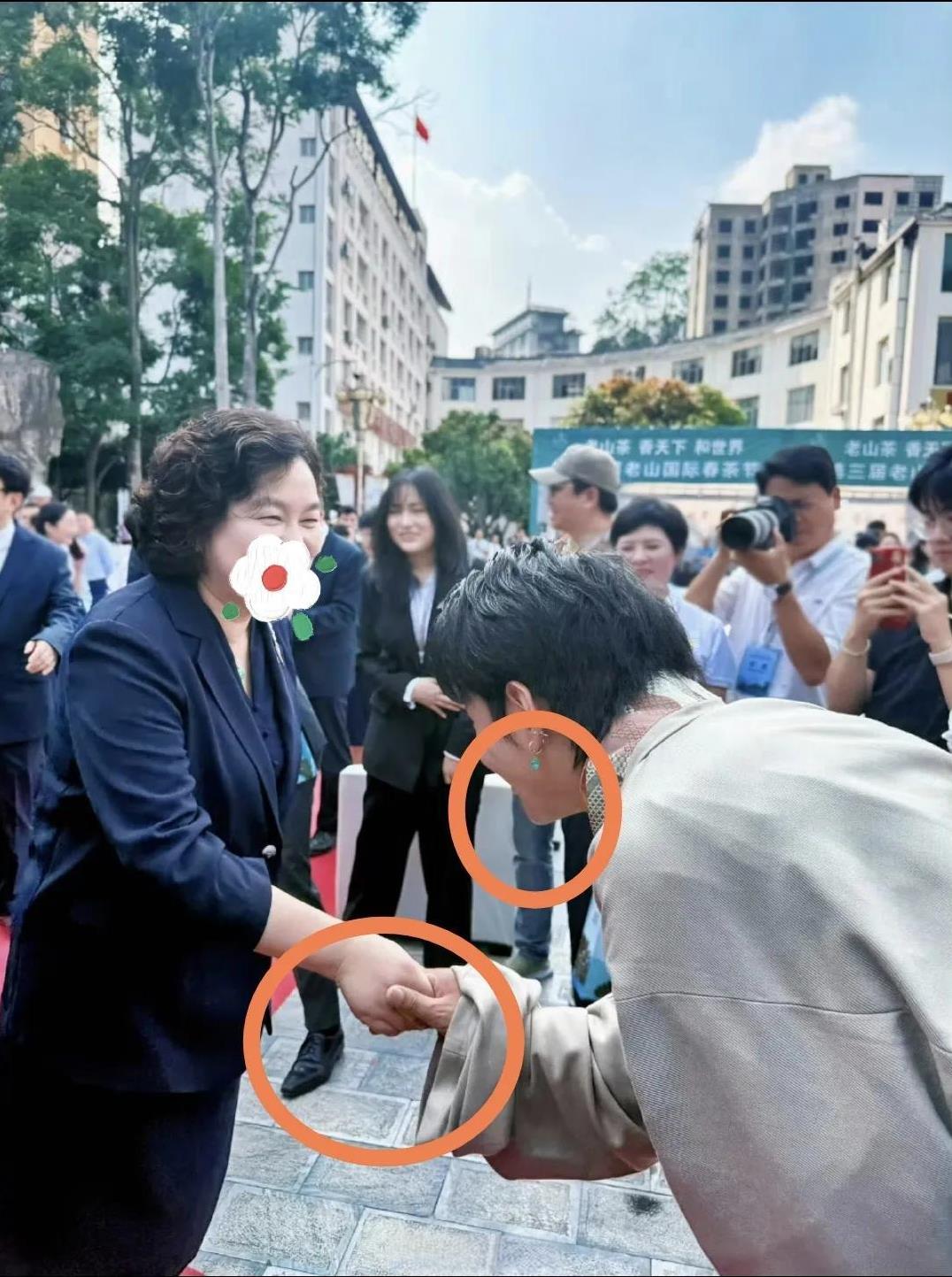 丁真让鸡娃和不鸡娃的家庭哭了！看到他又火了，去扒一下，啥条件呀，连华姐都能拿下
