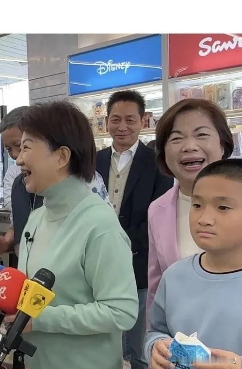 杨琼璎的笑，藏着多重深意。卢秀燕参加学生免费喝牛奶活动，被问市长提名，又搬