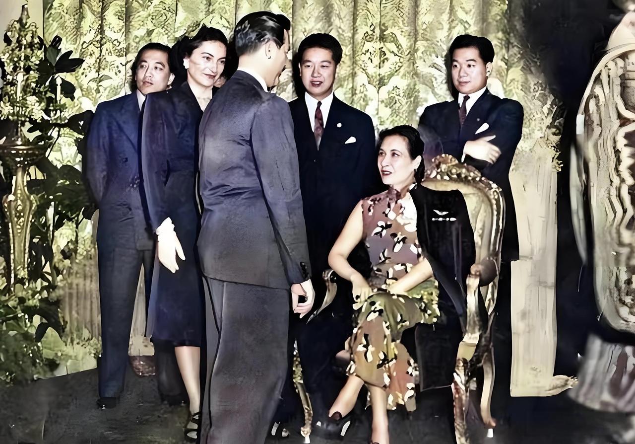 老照片：1943年4月，46岁的宋美龄（身穿旗袍的坐者）与27岁的大外甥孔令侃（