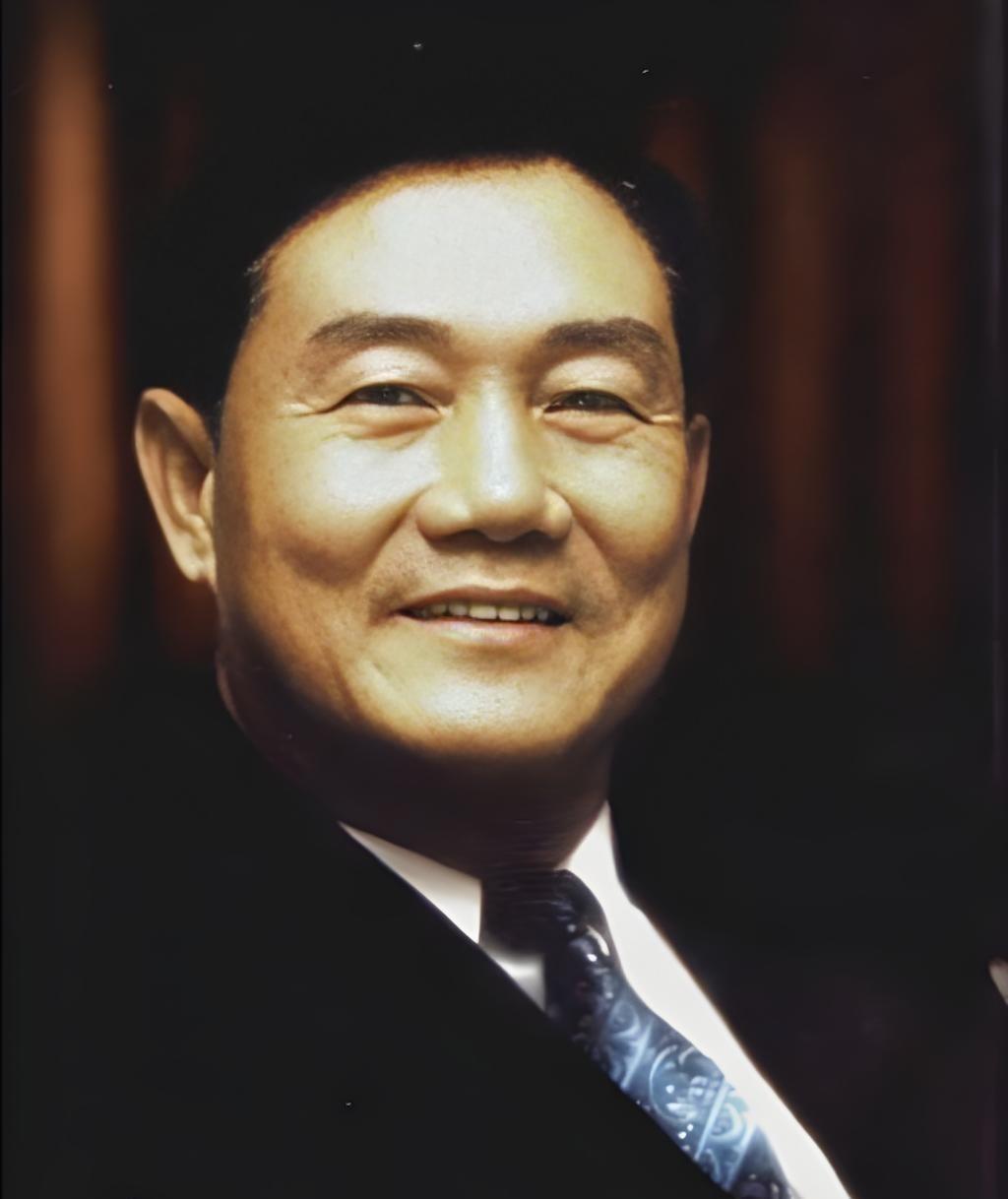 他是辽宁阜新人，曾长期在山西大同矿务系统任职，38岁担任山西省委书记（当时设有第