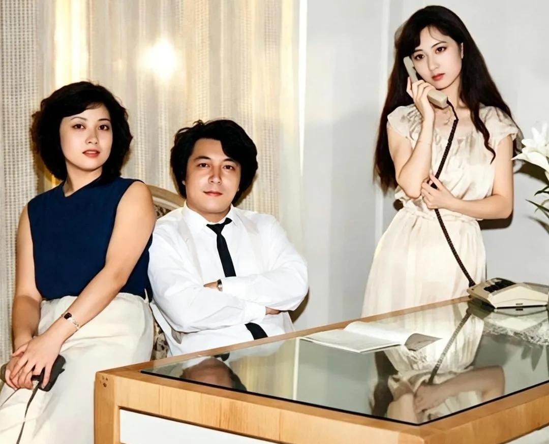 太珍贵的红楼老照片！80年代室内留影，邓婕、编剧周岭，一旁的陈晓旭正拿着老式座机