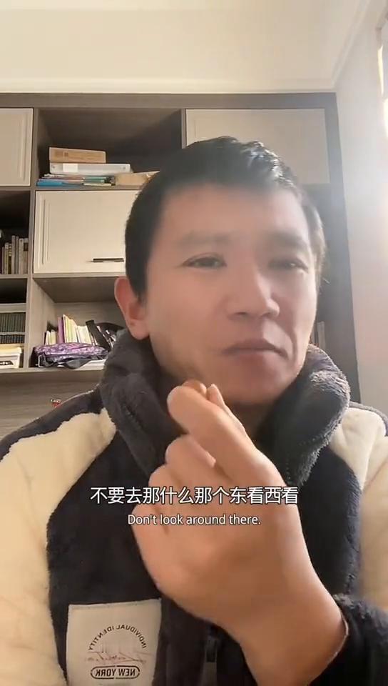 新手短视频爆款视频。是不是刚开始做自媒体对着镜头紧张到忘词，发出的视频只有几十