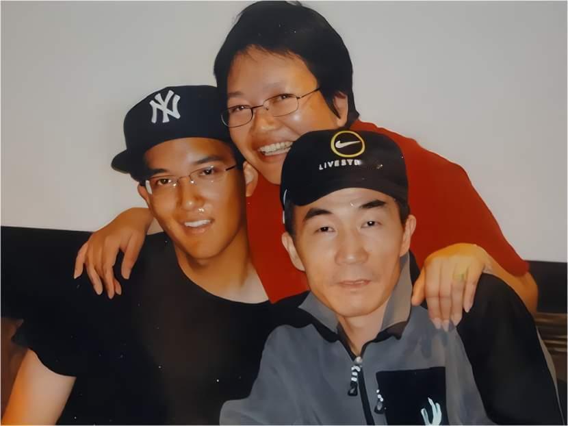 2011年，19岁的美国华裔士兵陈宇晖，洗澡忘关水龙头，被教官暴打，还被拖到了石