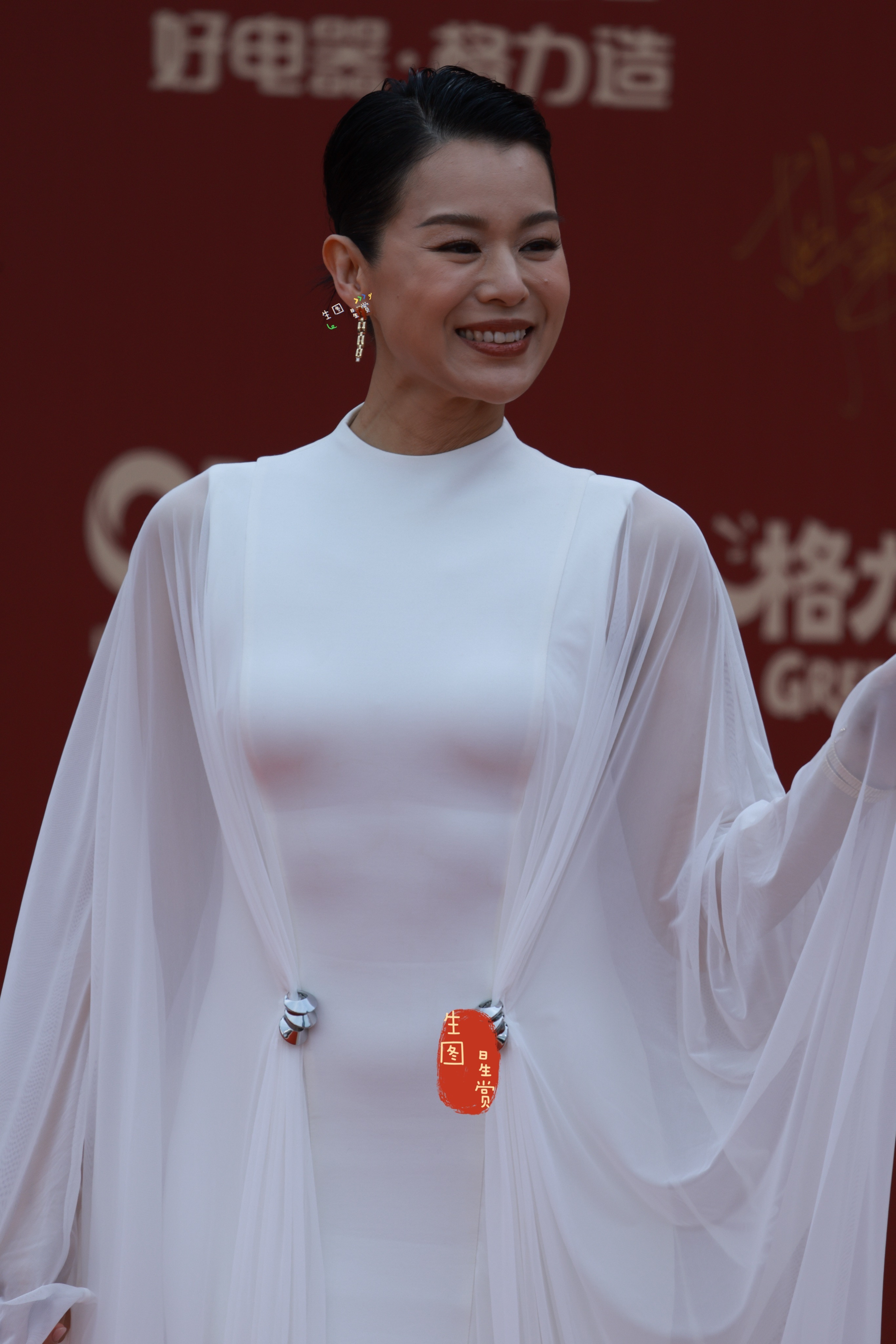 胡杏儿央视红毯生图直出不被年龄定义的美中国电视剧年度盛典