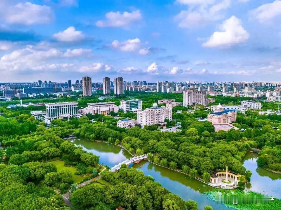 昨天和一师弟聊天。“师兄，现在地产都不好干呀。”他说。“你在中铁还好吧？民营
