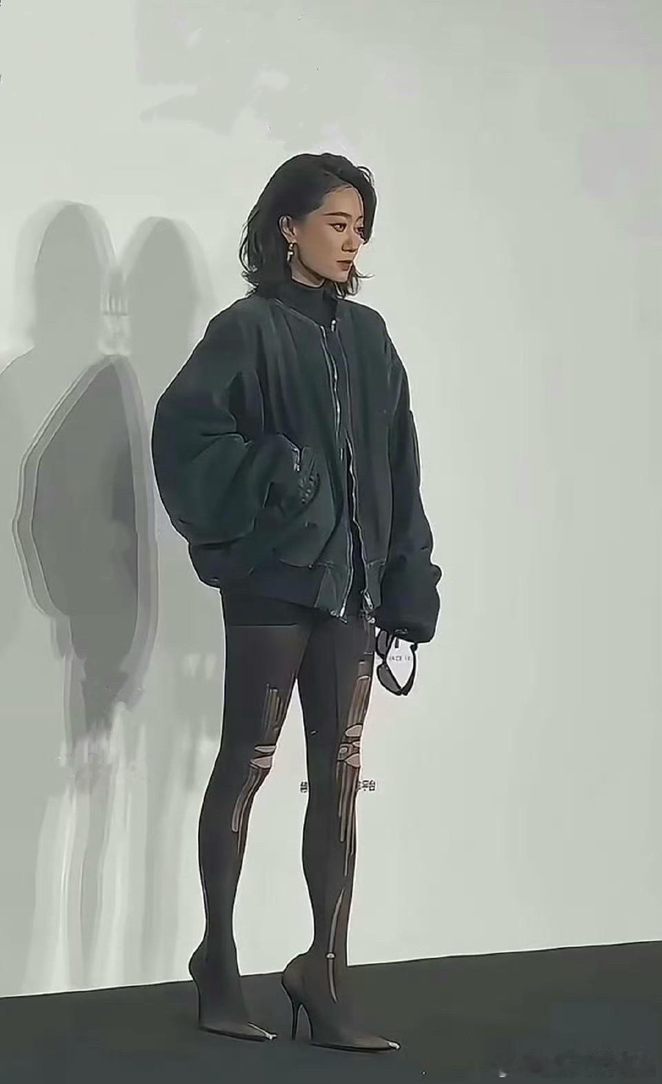 着实没看懂张小斐的鞋子，难道是在高跟鞋外面直接套了一层黑丝？？？？？？​​​