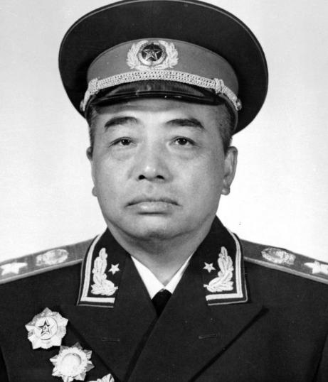 1949年10月1日，新疆同胞游街庆祝时，一个中年男子冲过去打掉彭德怀的画像，群