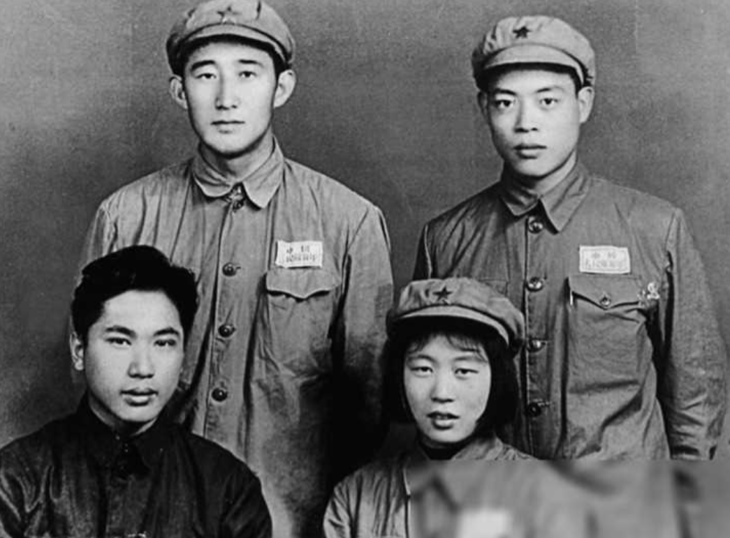 1949年，隐藏在敌营的吴荣森，已经被特务盯上了。他感觉危险近在咫尺，正打算撤退