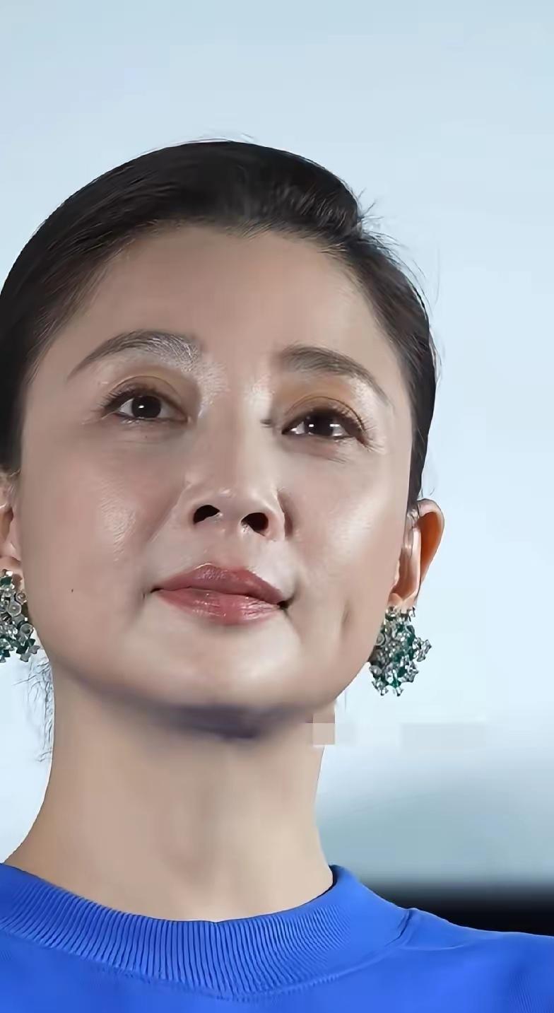 殷桃，这张脸好美！肌肤白皙如雪，面色红润如桃花，嘴色酒窝甜美，脸型小巧精致，颈部