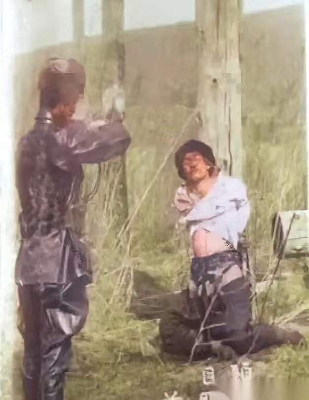 零下几十度的雪地里，他就这么跪着，绑在木桩上。周围全是端着枪的鬼子，黑洞洞的枪口