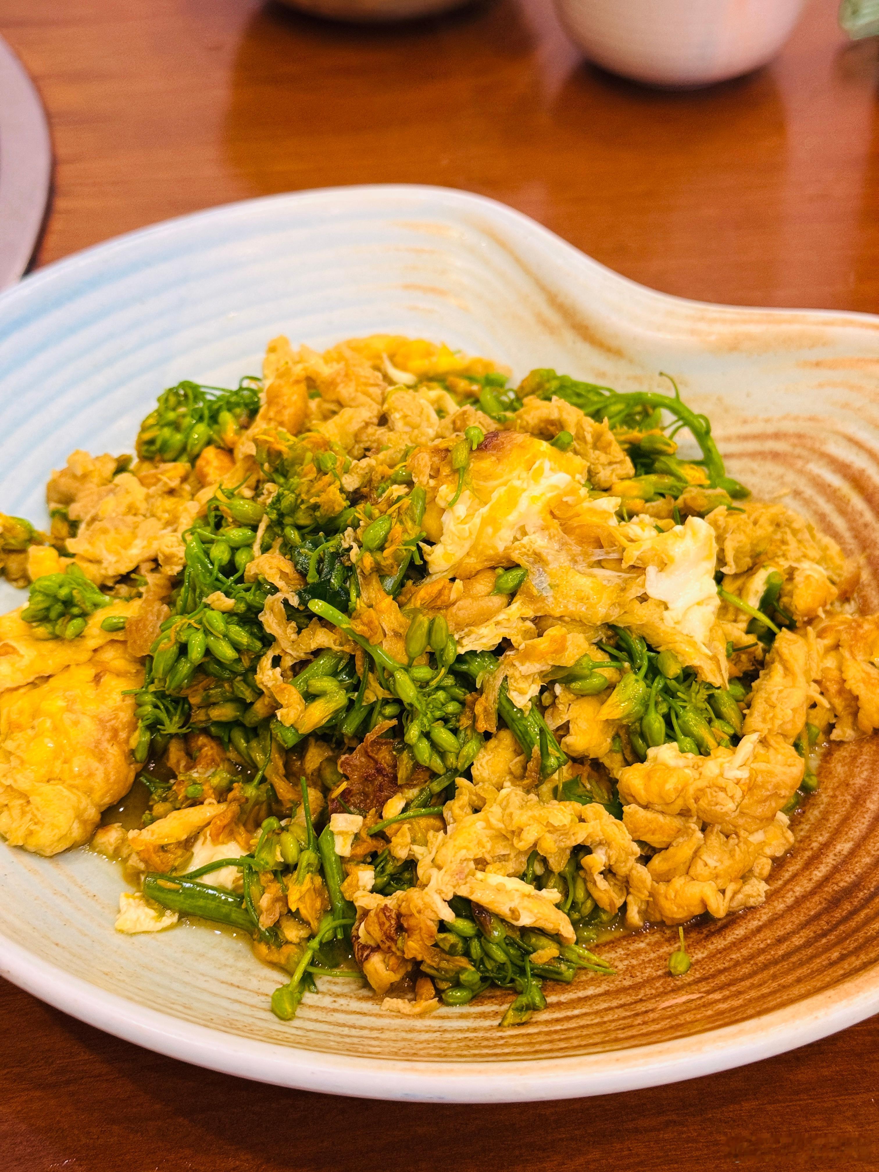 油菜花炒鸡蛋💐罗平五彩饭🍚腊肉青椒🫑我今天的午餐真的五颜六色，太有“春天味