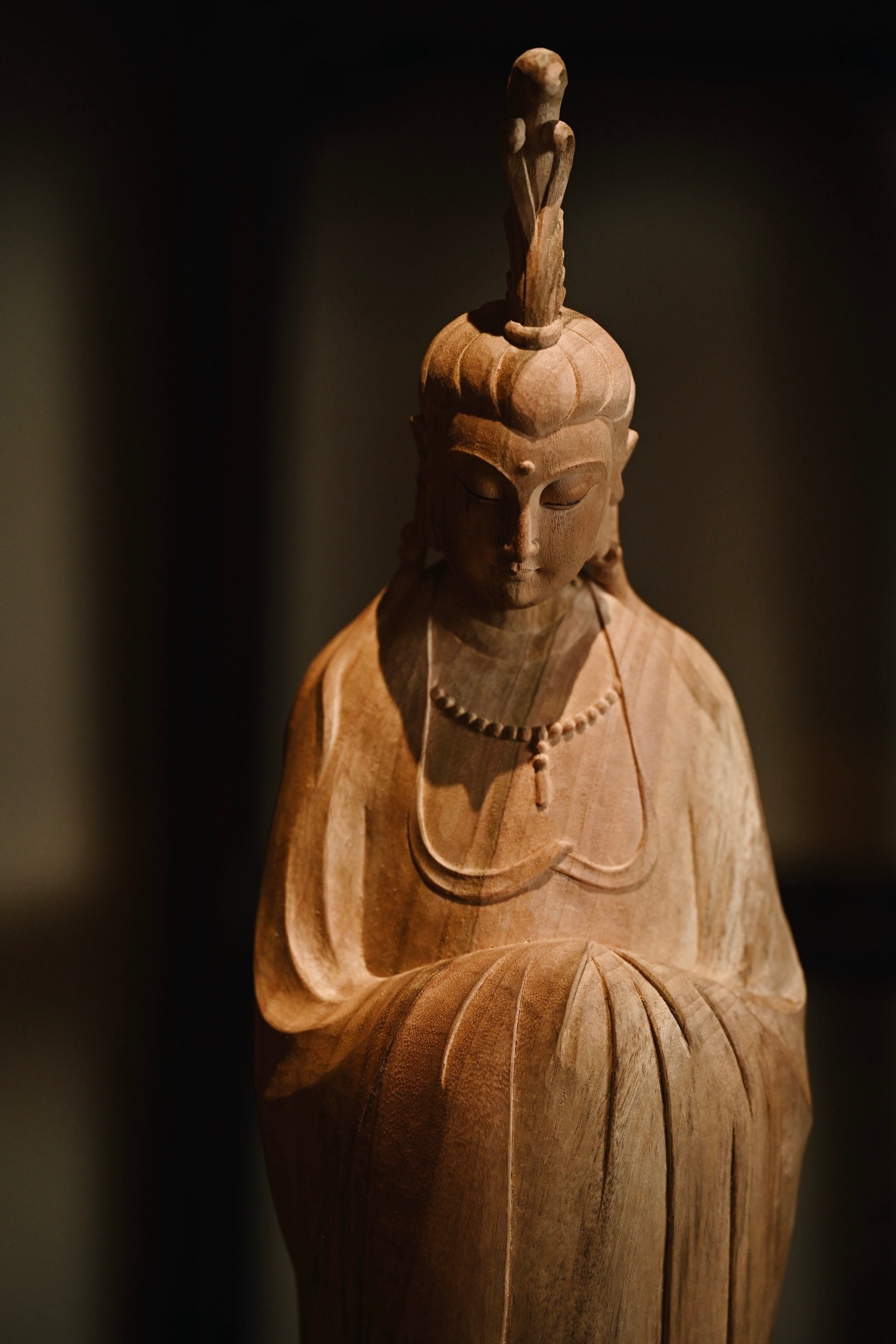 香樟木|禅意观音整料雕刻自在观音立像，观音慈目含敛，神态悲悯柔和，身姿清雅绝