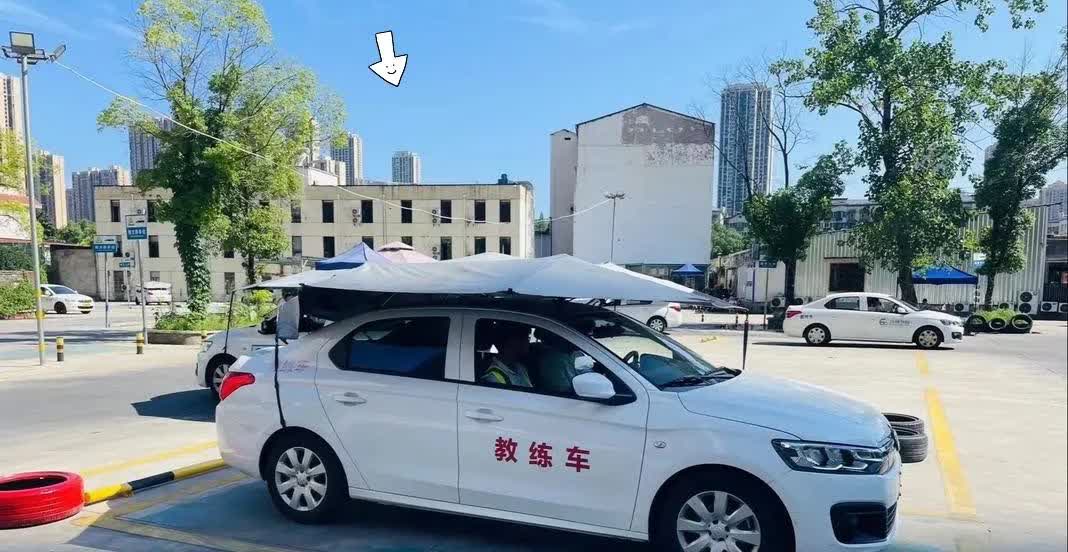 报驾校的时候，我们驾校的校长让我报C1，校长说c1最好，学了c1还能开c2，但是
