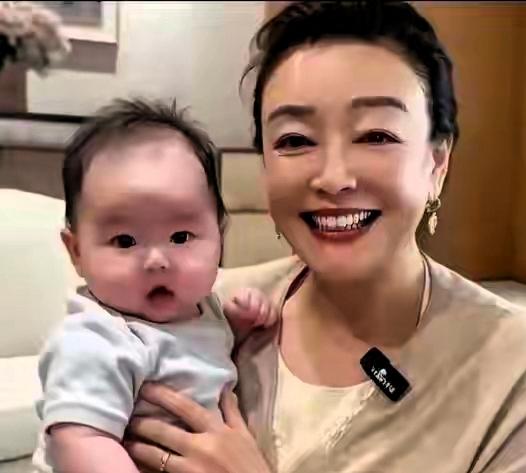 谁也没想到，曾经全网疯狂偏爱玥儿、百般疼惜大孙辈的张兰，如今彻底调转重心，把所有