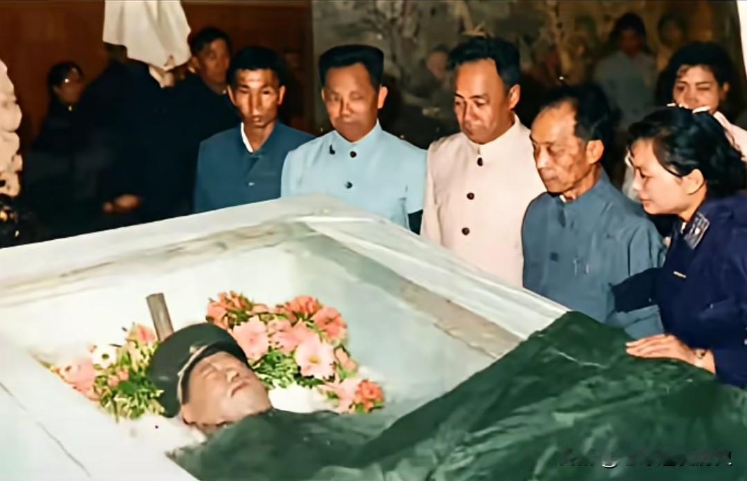 这张照片记录下了1960年贺炳炎将军遗体告别仪式的画面。身为开国上将里首位辞世