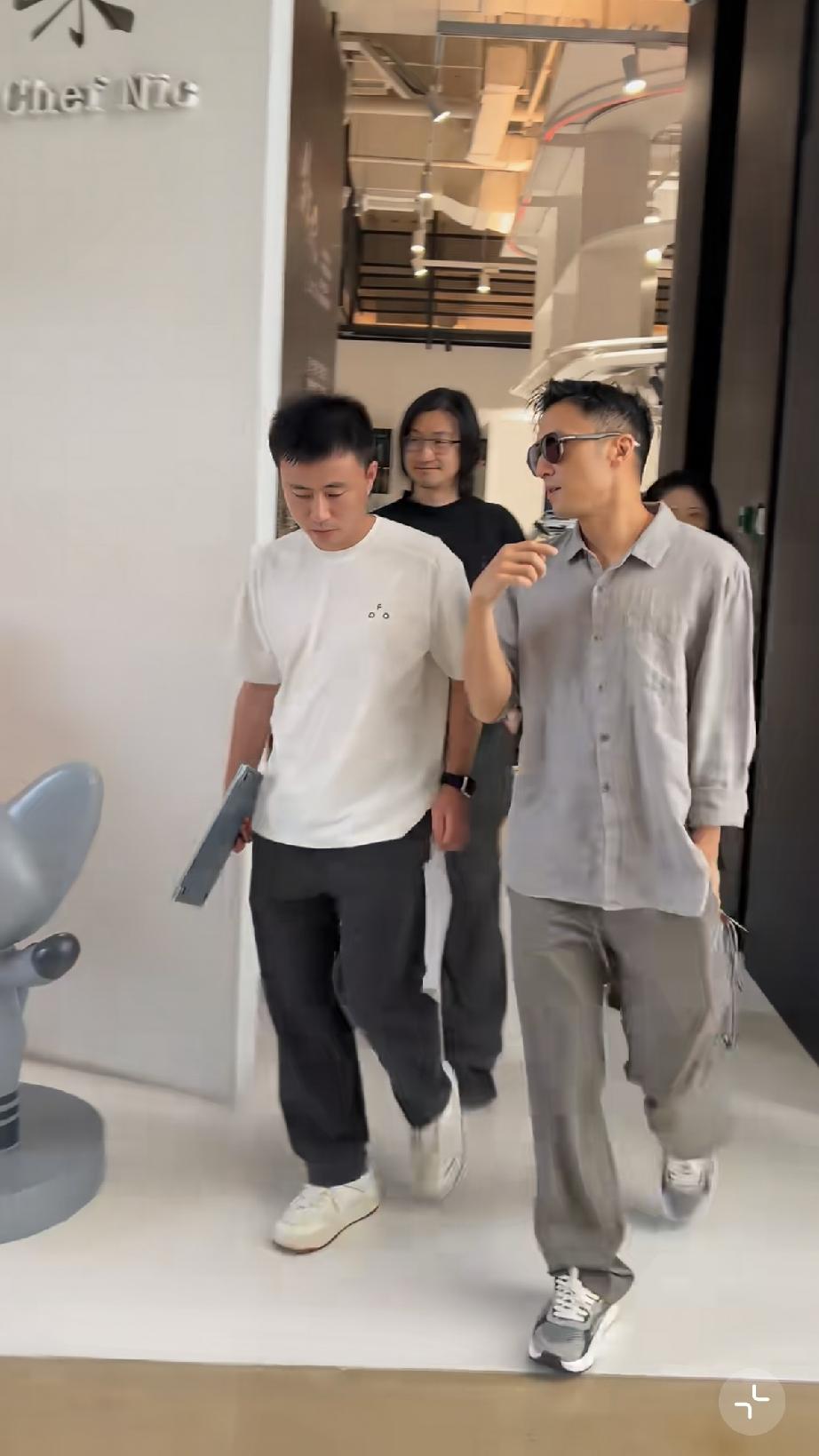 7月31日，谢霆锋出现在北京锋味公司，一身打扮太朴素了，个子不高，仍然戴着墨镜，
