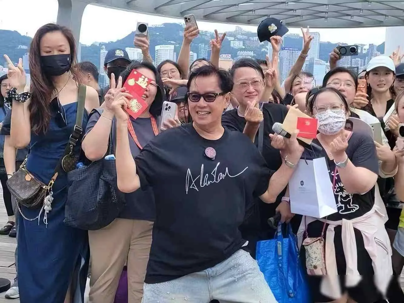 谭咏麟本以为私下有骨肉就足够幸福，谁知！！