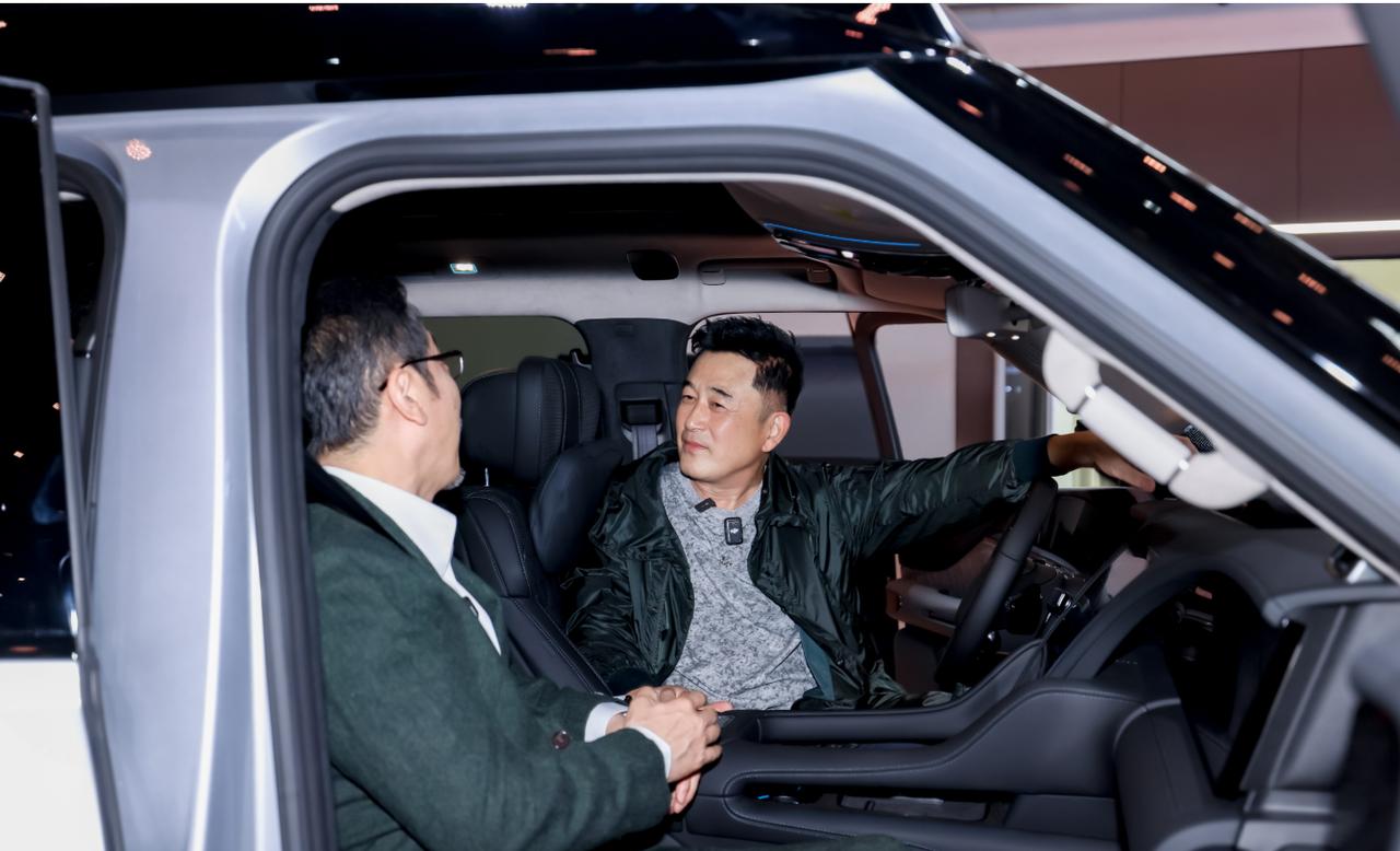 仰望展台太火！高明远当场下单，李丰田看呆了家人们！北京车展真的太有梗了！仰望展